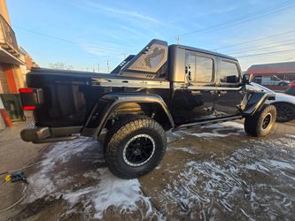 Jeep gladiator black horse vigor