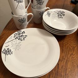 Dinnerware service for 4, like new
