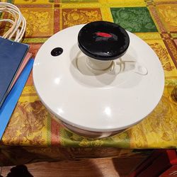 OXO SMALL 3.03 QUART SALAD SPINNER, LIKE NEW