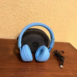 Beats Solo Pro Wireless Noise Cancellation On Ear Headphones, Lighting Port/Case…Light Blue… In Excellent Working Condition… Barely Used…$155 