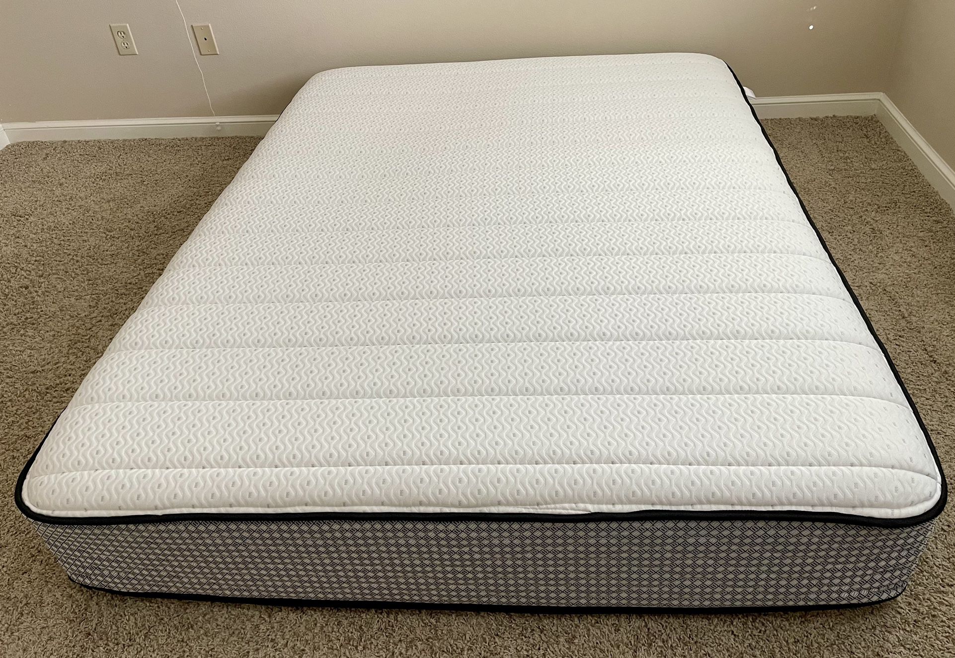 Queen Mattress Pocket Coil Memory Foam: Excellent Condition CLEAN with Queen size Metal Frame