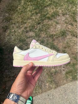 Travis X Jordan 1 low shy pink size 3Y