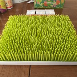 Boon Lawn Countertop Baby Bottle Drying Rack and 3 Pigeon Silicone Nipples