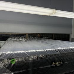 QUEEN SIZE SIMMONS BEAUTYREST BLACK SERIES 3 (FIRM) MATTRESS & BOX SPRING BED SET