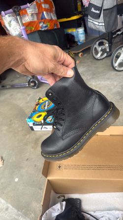 Dr Martens women’s 7