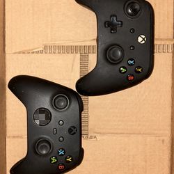 BLACK XBOX ONE CONTROLLERS 