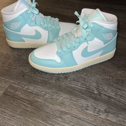 Nike Women’s Jordan AJ1 Mid Sneakers Sz 9 NEW!