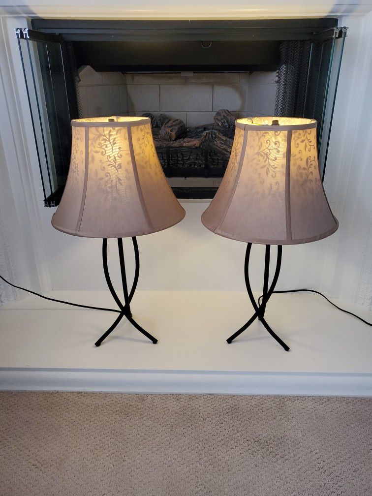 2 Black Iron Lamps W/Decocorative Shades
