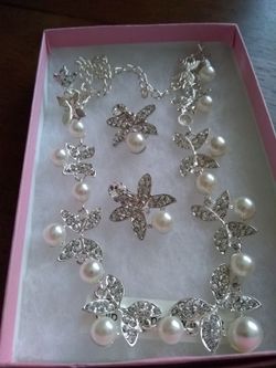 Butterfly/Pearl Necklace Set