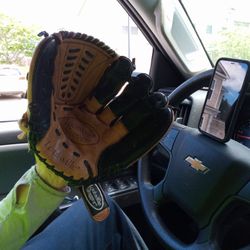 Med Louisville Slugger Glove