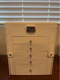 Jewelry box