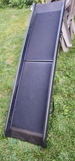 Bi-fold ultralight pet ramp for dogs and cats