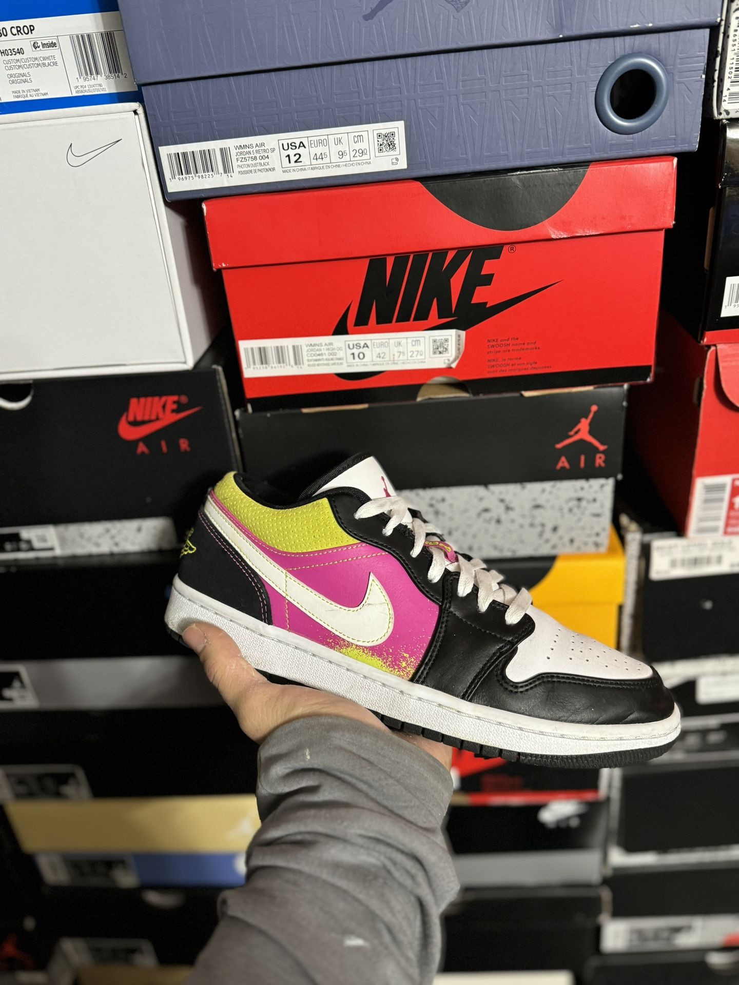 Jordan 1 Low Black Active Fuchsia Cyber size 9 USED