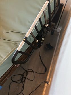 Cama de hospital  y mesa