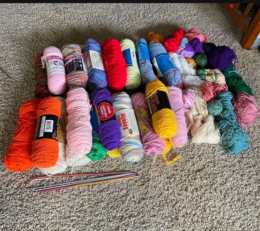 32 Brand New Yarns And All The Rest Come With 4 Knitting Needle