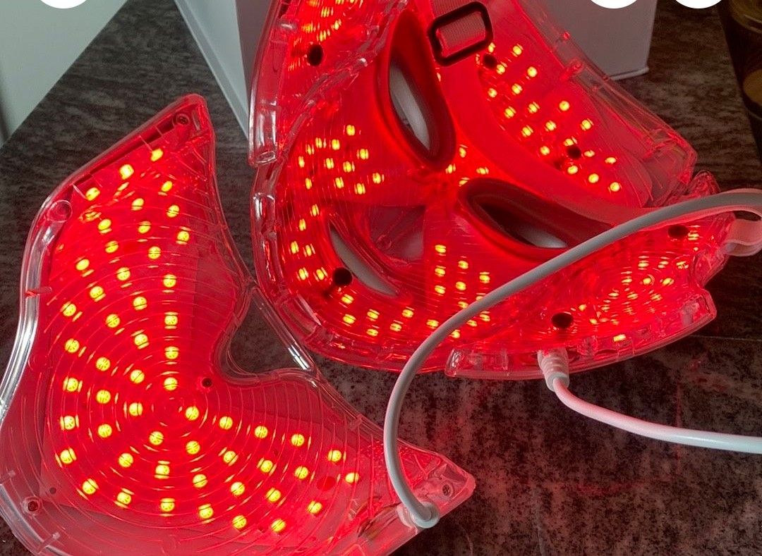 7 Light Therapy Mask Face & Neck