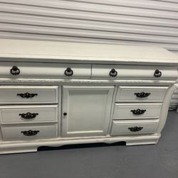 Dresser And Armor 