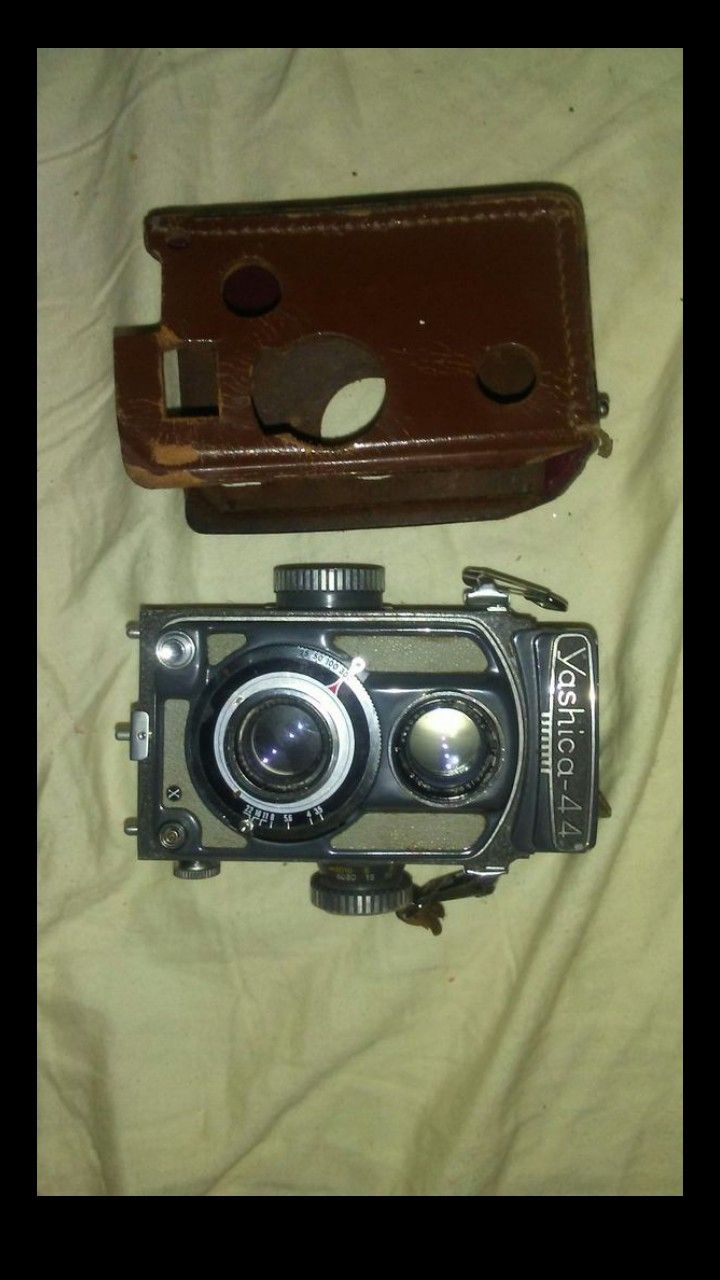 Yashica 44 1958 tlr 127 film camera vintage with case