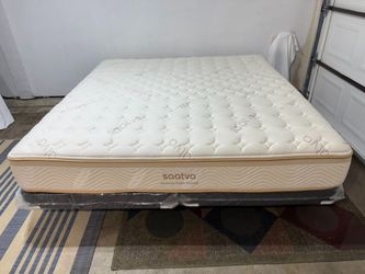 LIKE NEW! Saatva Memory Foam Hybrid King Mattress - Delivery Available