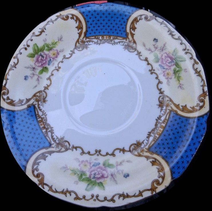 ANTIQUE 1940's Gold Castle Tea Cup Saucers. There's a total of 6 pcs. 5-1/4" wide....asking $30.00 for ALL.