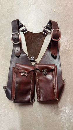 Men’s leather shoulder harness with two front pockets