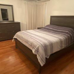 New Queen Bedroom Set with Excellent Luxurious Pillow Top Mattress and Box Spring