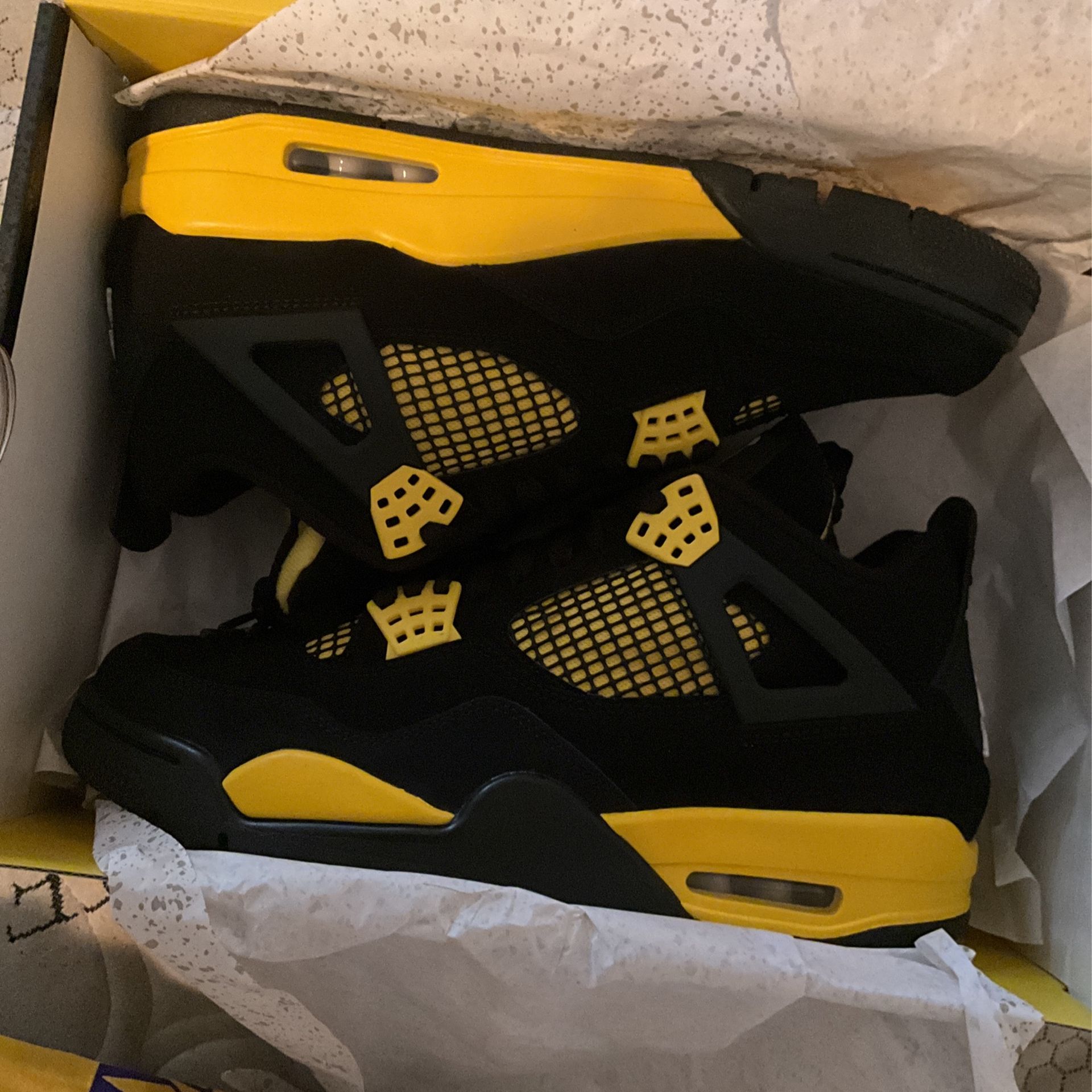 Jordan 4 Thunders Size 9 Men’s for Sale in Delano, CA - OfferUp