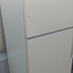 Apartment Size Refrigerators 