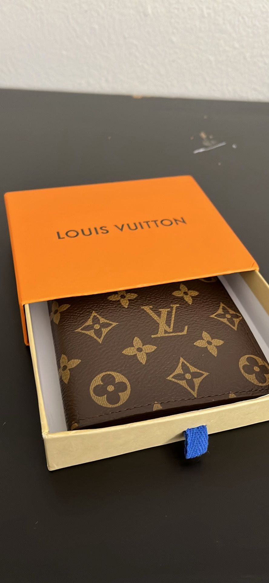 L   V Wallet•60223