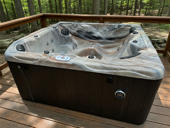 2022 American Select Spa Hot Tub in like new condition