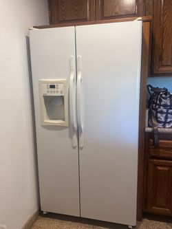 HOTPOINT SIDE BY SIDE TWO DOOR WHITE REFRIGERATOR FREEZER PAID $1450