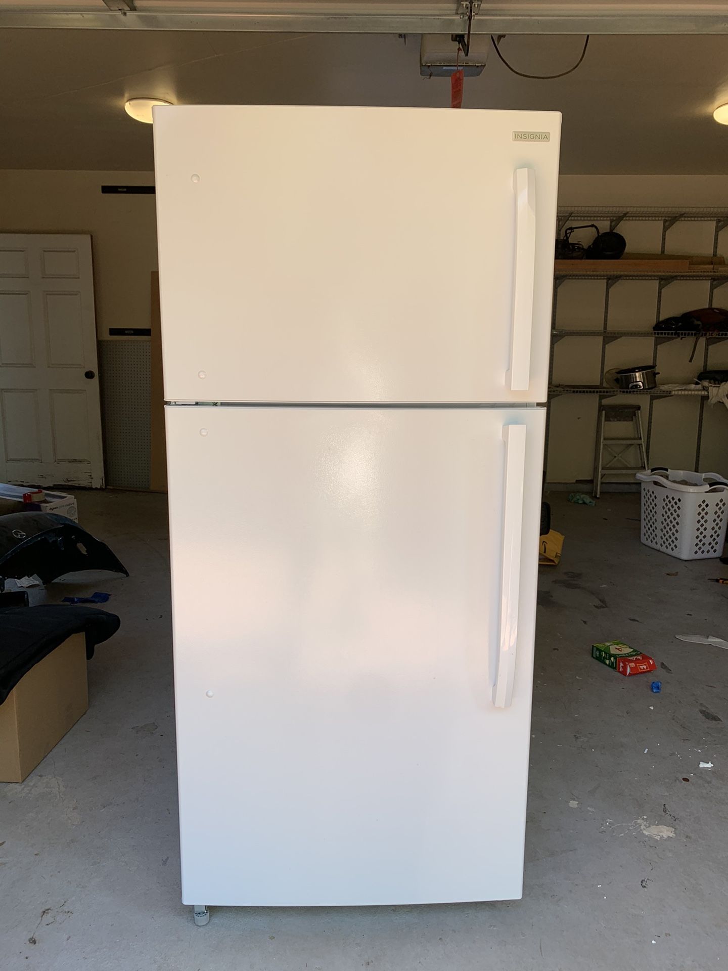 Insignia 18.1 cubic ft. Refrigerator/ Freezer
