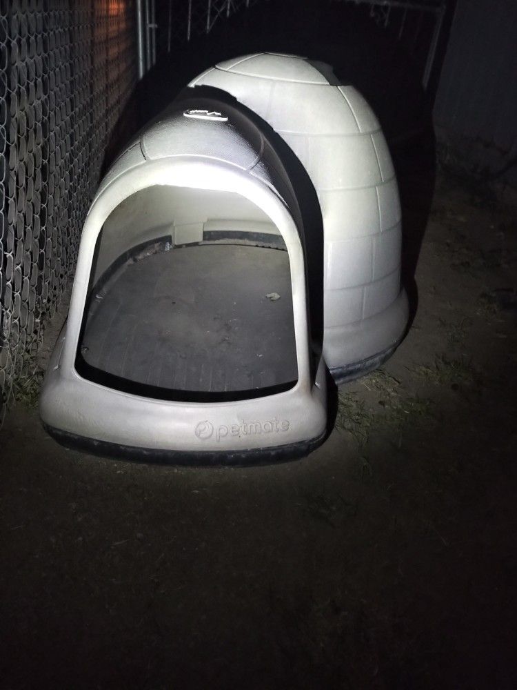 XL Igloo Dog House