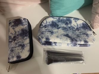 Make-Up Bag With Brush Set And Bag 