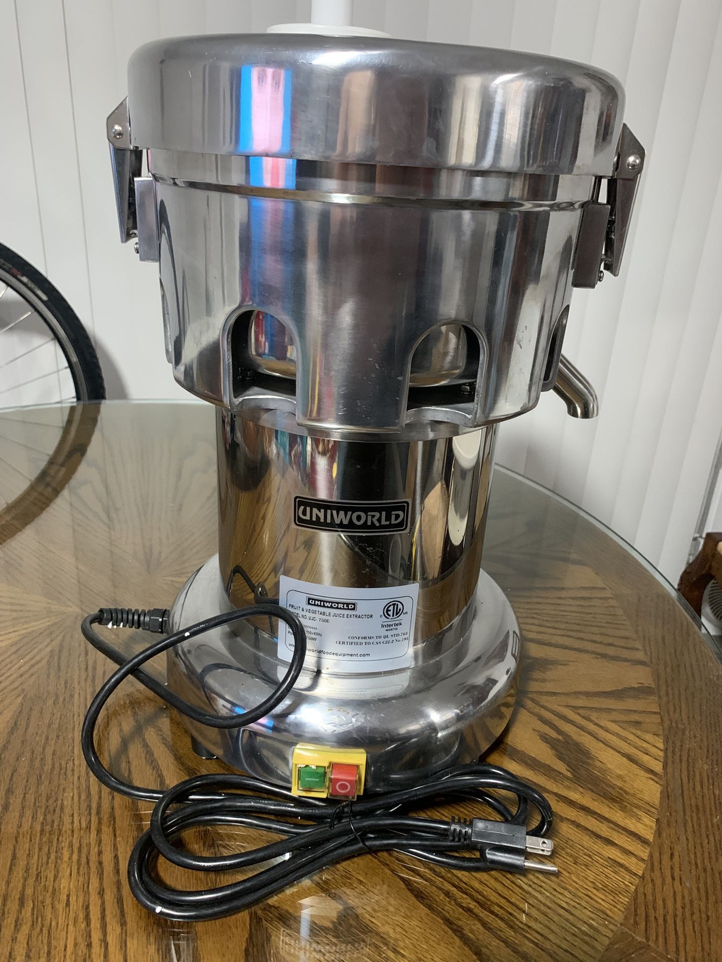 UNIWORLD Extractor De Jugo / Juicer Machine