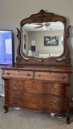 ANTIQUES DRESSER