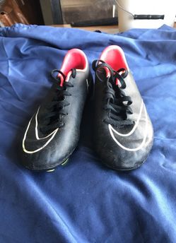 Youth soccer cleats