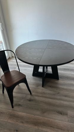 Table round with 4 chairs