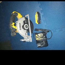 Dewalt Cerrucho Pila Y Cargador New.