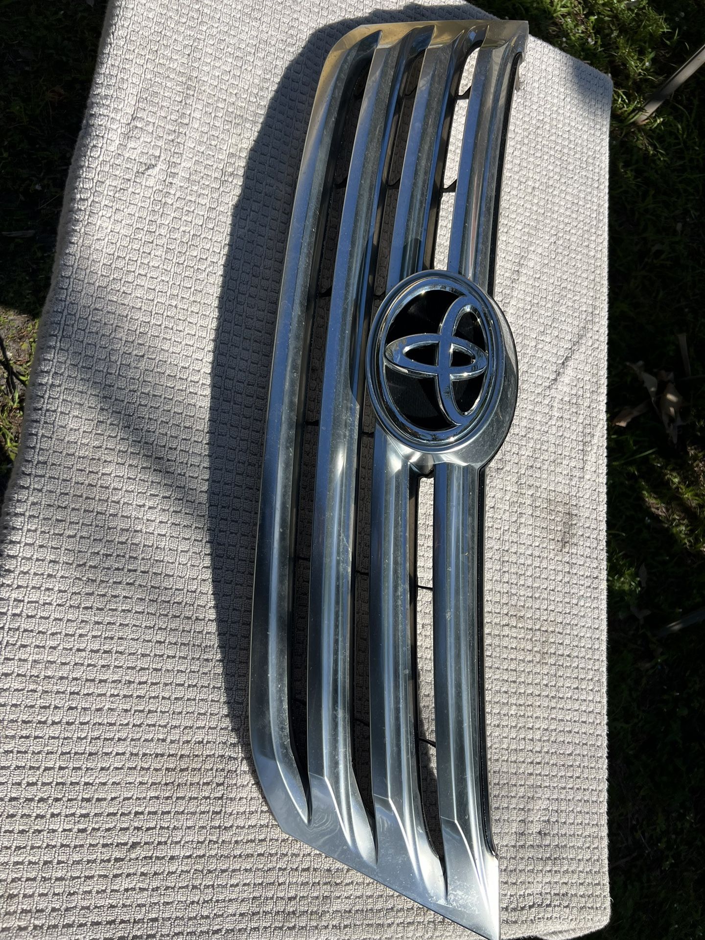 2011-2012 Toyota Avalon Front Grill Oem