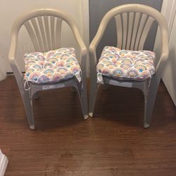 2 Plastic Chair With 2 Pillows Coral Decorated 
