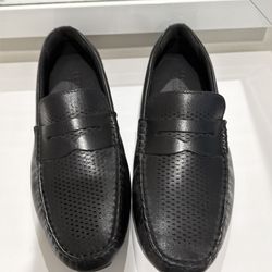 Men’s black leather dress loafers by Cole Han. Size 7