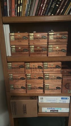32 cigar boxes. Wood / brass