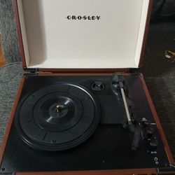 Crosley Record Player With Two Vynls 