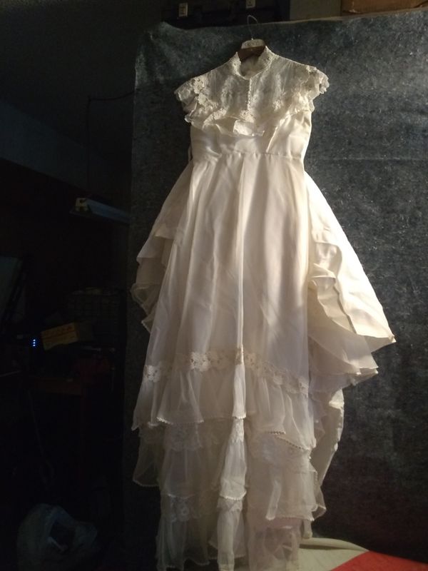 **REDUCED** Vintage Wedding Dress With Hat and Trane for