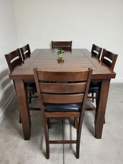 Table & 6 Chairs (Excellent Condition)