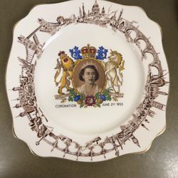 Original Queen Elizabeth 1953 Coronation Plate w/ Gold Trim, Rare & Beautiful