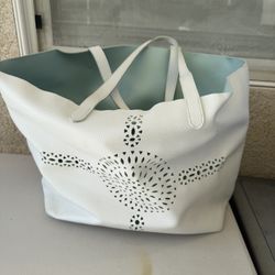 BIG WHITE PURSE WILL HOLD A LOT OF ITEMS OR USE IT TO GO TO THE BEACH $10