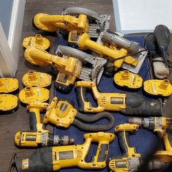 DEWAULT TOOLS 🔧AND BAG 🎒 GREAT DEAL 👍 IF YOU NEED A SINGLE TOOL MESSAGE ME , SI NECESITA UNA HERRAMIENTA ÚNICA, MENSAJE👌make Offer