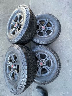 Vendo un set de 4 rines usados con llantas usadas falken.  265/70R17 en perfectas condiciones